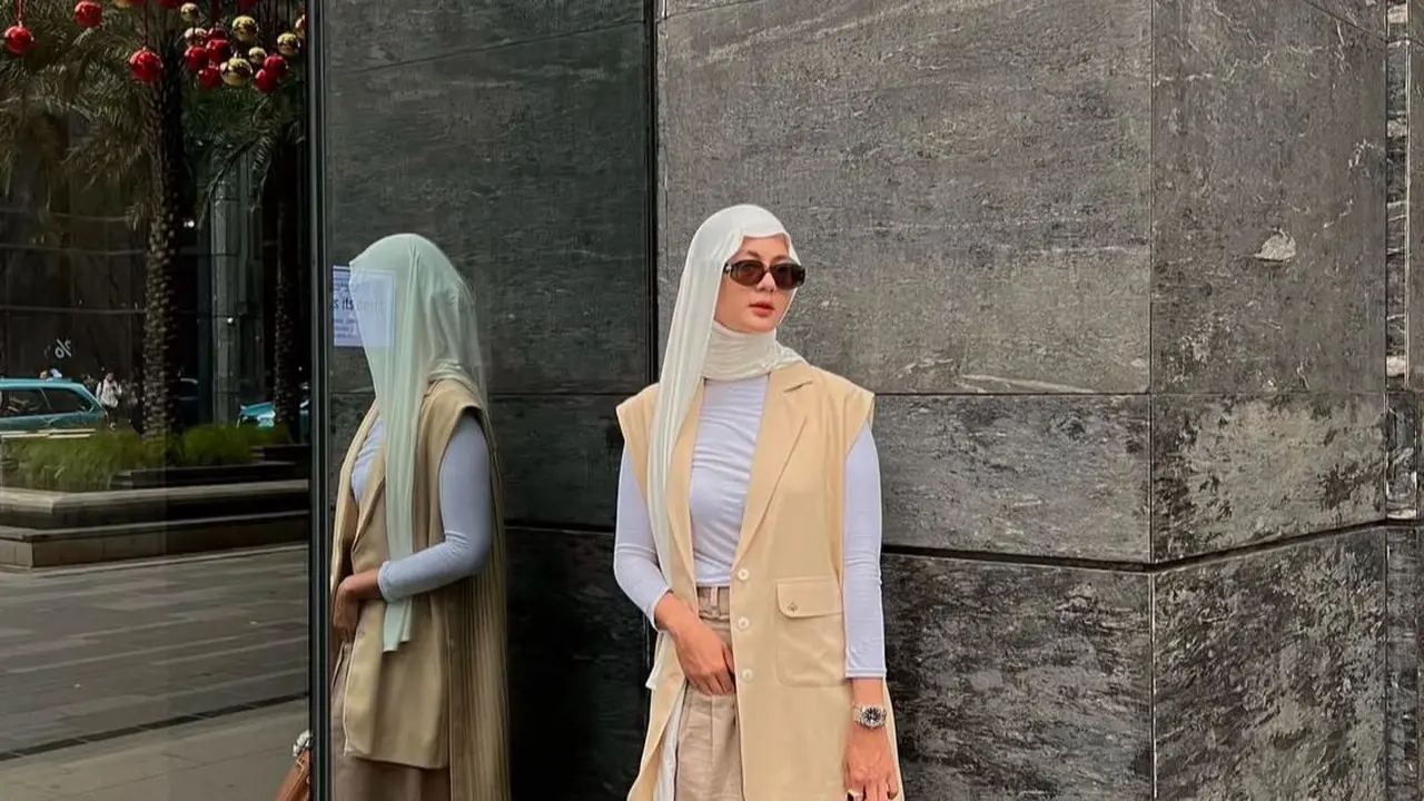 Gaya Paula Verhoeven Dari Kerja ke Liburan dengan Kacamata Hitam (Instagram/@paula_verhoeven)