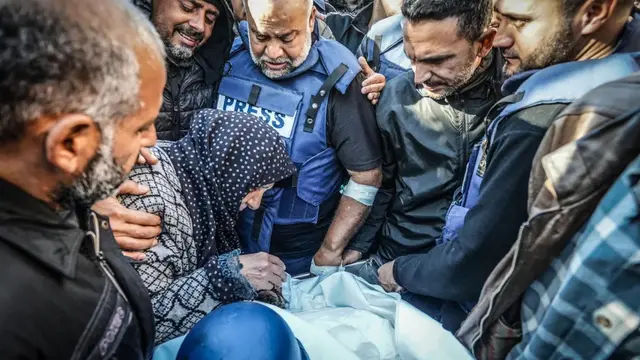 Kerabat di pemakaman jurnalis Samer Abudaqa dari Al Jazeera. (Anadolu Ajansi)