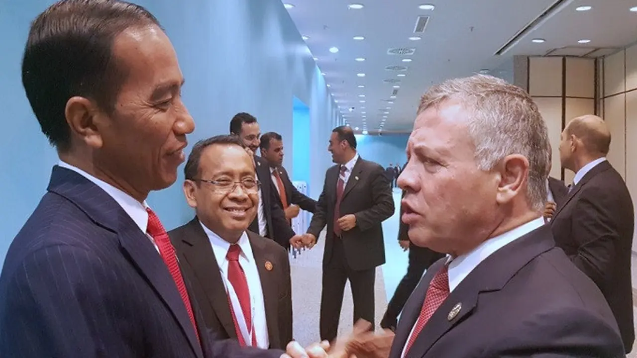 Presiden Joko Widodo dan Raja Yordania Abdullah II bin Al-Hussein saat bertemu dalam KTT OKI di Istanbul, Turki, pada 13 Desember 2017