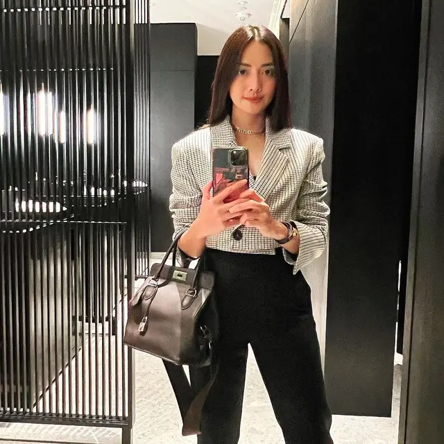 Padu padan blazer ala Ririn Dwi Ariyanti https://www.instagram.com/p/CknMNSiPPOO/?igsh=MTJnaTVkM21pMTEzcA==