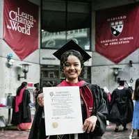 Mutiara Baswedan tampil kembar di hari wisuda S2 bersama anak (@aniesbaswedan)