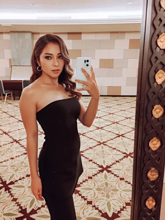 Tube dress mini juga cocok dipadukan dengan long pants, untuk tampilan yang lebih santun. [@nikitawillyofficial94]