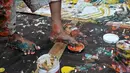 Sadikin Pard (53) membuat karya lukisan dengan kedua kakinya saat Indonesian Art Festival di Museum Nasional, Jakarta, Minggu (10/11/2019). Sadikin kini tergabung dalam Bengkel Pelukis Militan Indonesia, kelompok penggelar Indonesian Art Festival. (merdeka.com/Iqbal S. Nugroho)