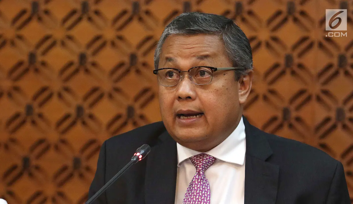 Gubernur BI Perry Wardjio saat jumpa pers hasil Rapat Dewan Gubernur BI di Jakarta, Kamis (27/9). RDG BI memutuskan menaikkan BI 7-day Reverse Repo Rate (BI7DRR) sebesar 25 bps menjadi 5,75%. (Liputan6.com/Angga Yuniar)