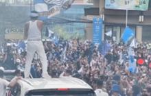 Dedi 'Mercury' Bersinglet Diri di Atas Lexus, Bikin Merinding Momen Pesta Bareng Bobotoh Persib