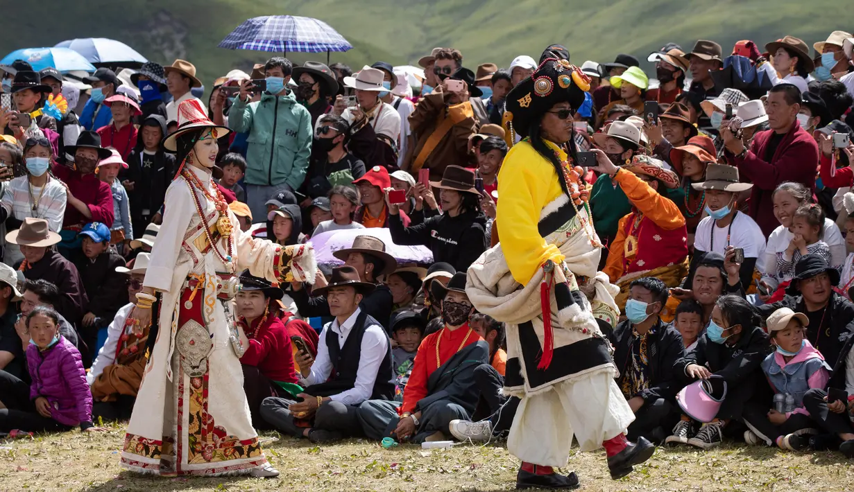 Warga lokal mengikuti peragaan busana Tibet di padang rumput Zhaqingtang di Wilayah Sertar, Provinsi Sichuan, China barat daya (7/8/2020). (Xinhua/Jiang Hongjing)