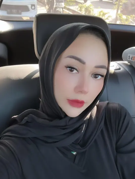 Saat menghadiri acara kajian Ummi Pipik, Aura Kasih juga sering curhat masalah jodoh. Bahkan, telah dikenalkan dengan beberapa ustaz. [Instagram/aurakasih]