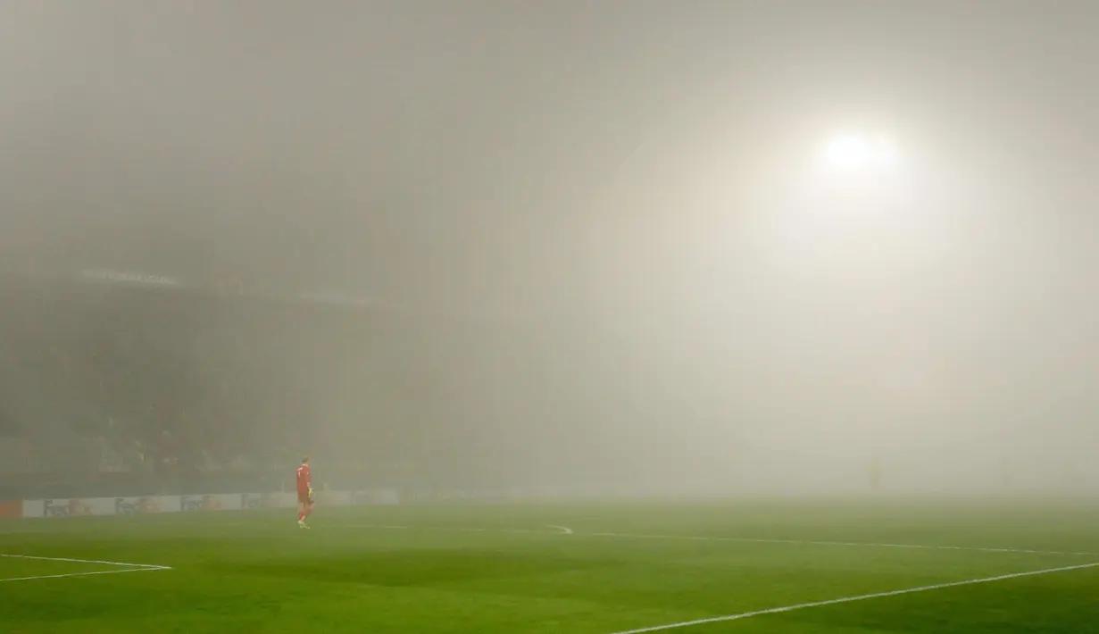 Suasana pertandingan FC Fastav Zlin melawan F.C. Copenhagen yang ditutupi kabut tebal di Grup F Liga Europa di Stadion Andruv, Ceko (19/10). Kabut tebal mendadak menutup stadion yang menyebabkan berkurangnya jarak pandang. (AP Photo/Petr David Josek)