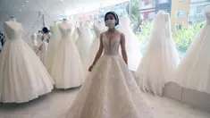 Seorang pelanggan mencoba gaun pengantin yang dirancang khusus dengan masker di Ankara, Turki, Sabtu (6/6/2020). Hingga 6 Juni 2020, total kasus COVID-19 di Turki melonjak menjadi 169.218. (Xinhua/Mustafa Kaya)