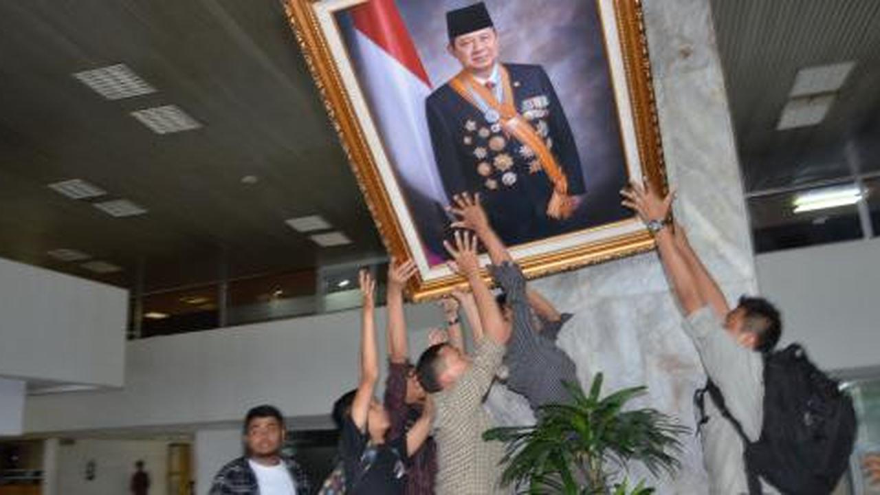 Demokrat minta perusak foto SBY dihukum
