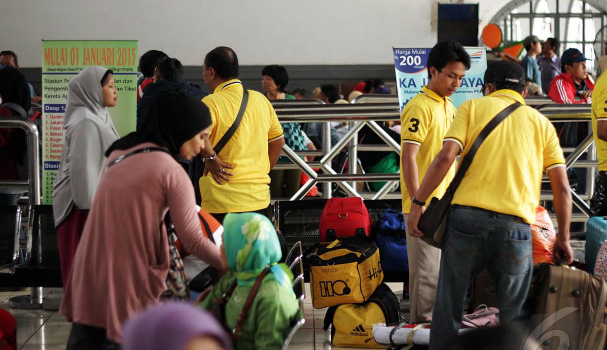 Calon penumpang kereta berada di Stasiun Senen, Jakarta. Foto diambil pada Senin (29/12/2014). (Liputan6.com/Faizal Fanani)