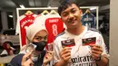 Dua orang peserta memperlihatkan merchandise yang didapatkan setelah melakukan registrasi Roaring Night pertandingan Liga Inggris 2023/2024 antara Arsenal kontra Crystal Palace yang dilaksanakana berbarengan dengan Gathering Nasional Arsenal Indonesia Supporters (AIS) di Bucketlist Indonesia, Bogor, Sabtu (20/1/2024). (Bola.com/Bagaskara Lazuardi)