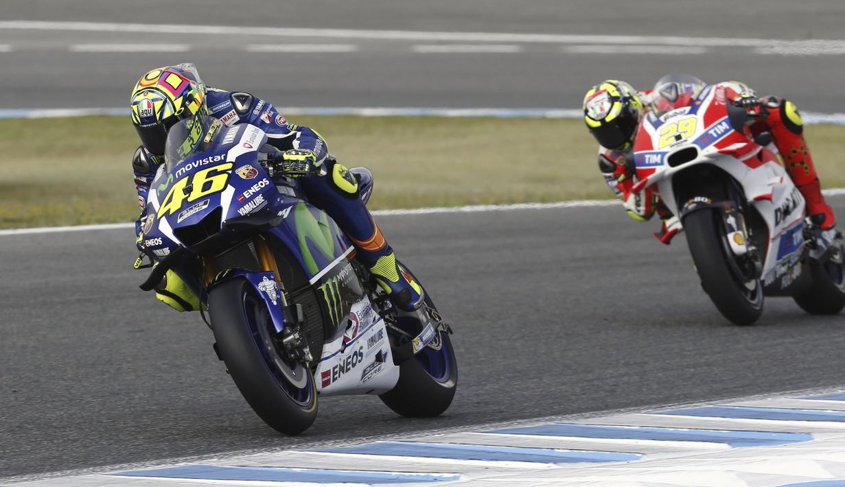 Pebalap Movistar Yamaha, Valentino Rossi, beraksi di balapan MotoGP Jerez di Sirkuit Jerez, Spanyol, Minggu (24/4/2016). Ini merupakan kemenangan ke-113 sepanjang karier Valentino Rossi di kejuaraan balap motor dunia. (EPA/Jose Manuel Vidal)