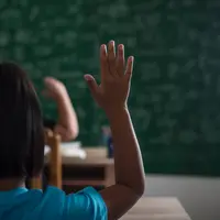 Peran orangtua sangat penting saat rasa takut salah ataupun malu muncul pada diri anak. Yuk, simak kebiasaan ini agar anak menjadi berani bertanya di kelas. [Dok/freepik.com/jcomp]