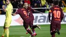 Pemain Barcelona, Luiz Suarez berselebrasi setelah berhasil mencetak gol ke gawang Villarreal pada jornada ke-15 La Liga di Stadion Ceramica, Minggu (10/12). Barcelona menang dengan skor 2-0 .  (AP/Alberto Saiz)