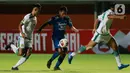 Pemain Persib Bandung, Frets Butuan (tengah) berusaha melewati pemain Persebaya Surabaya pada laga perempat final Piala Menpora 2021 di Stadion Maguwoharjo, Sleman, Minggu (11/4/2021). (Bola.com/M Iqbal Ichsan)