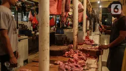 Penjual daging melayani pembeli di Pasar Kebayoran Lama, Jakarta, Kamis (24/2/2022). Pedagang daging mengeluhkan harga yang terus naik dan merencanakan mogok dagang mulai hari Senin, 28 Februari 2022 mendatang jika harga daging tidak turun. (Liputan6.com/Johan Tallo)