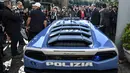 Mobil Lamborghini Huracan yang disumbangkan untuk kepolisian negara Italia di Kementerian Dalam Negeri, Roma, 30 Maret 2017. Ini merupakan unit Huracan kedua yang disumbangkan merek banteng mengamuk itu ke Polizia. (Andreas SOLARO/AFP)