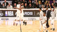 LeBron James (kedua dari kiri) merayakan kemenangan timnya 148-145 atas tim Curry pada NBA All-Star 2018 di Staples Center, Los Angeles, Minggu (18/2/2018). (Bola.com/Rocky Padila)