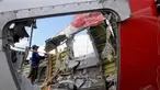 Petugas melakukan pemotongan bagian ekor pesawat AirAsia di Pelabuhan Panglima Utar, Kumai, Kalimantan Tengah, Senin (12/01/2015). (Liputan6.com/Andrian M Tunay)
