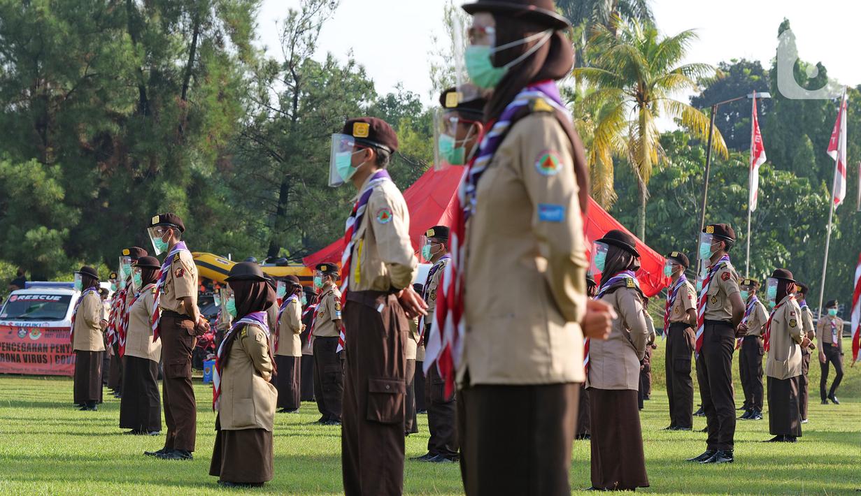 Anggota Pramuka mengikuti apel di Taman Rekreasi Wiladatika, Cibubur, Jakarta, Rabu (28/10/2020). Apel Kesiapsiagaan Relawan Pramuka Peduli untuk meningkatkan peran serta gerakan pramuka dalam upaya menanggulangi bencana alam. (Liputan6.com/Herman Zakharia)
