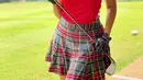 Bermain Golf, Diah memadukan sleeveless top warna merah dengan plaid skirt.  (Instagram/dps_diahpermatasari).