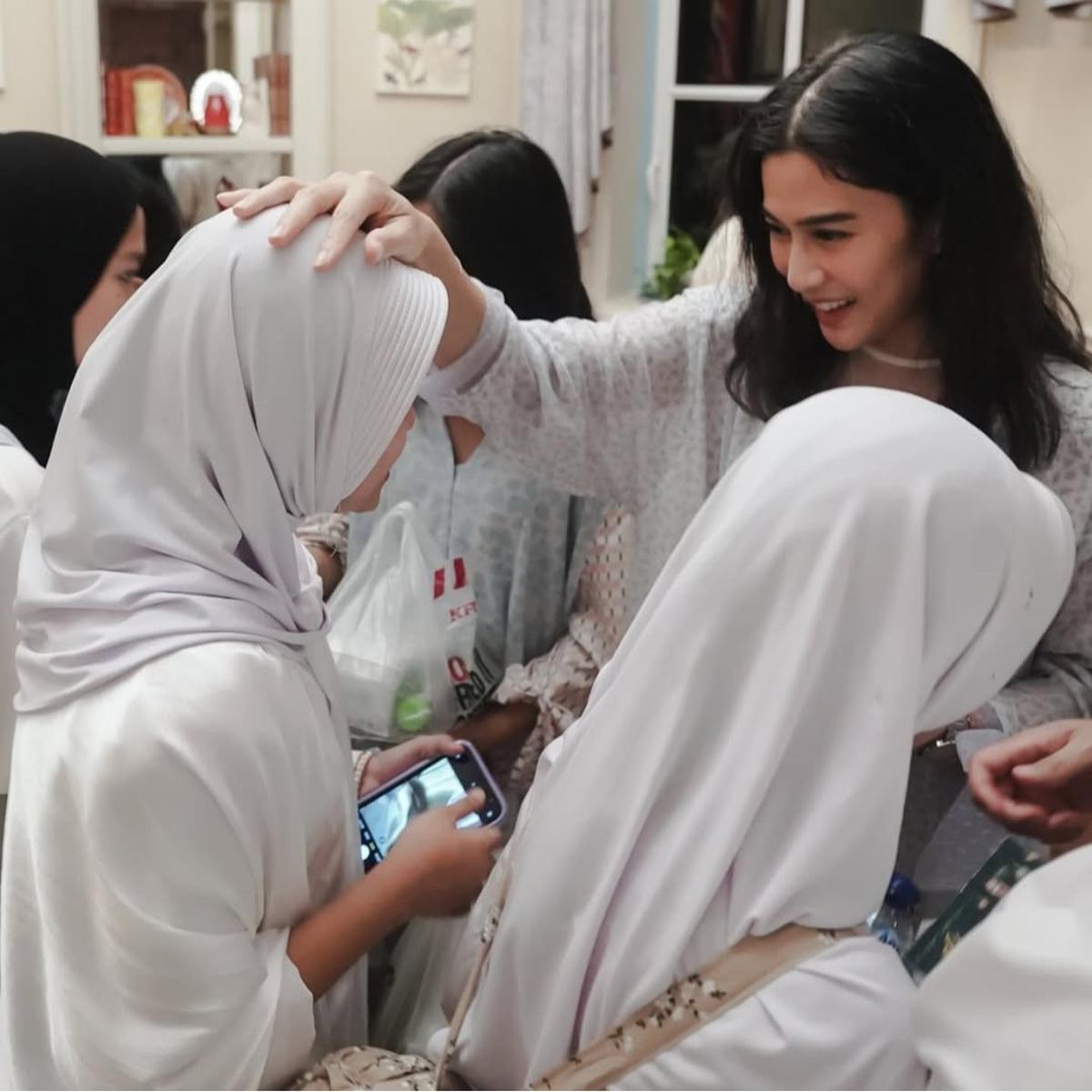 Potret Cantik Dian Sastro Rayakan Ulang Tahun Bersama Anak Yatim Piatu, Makin Spesial Berkat Bertepatan dengan Malam Nuzulul Quran