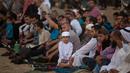 Sejumlah warga Palestina mendengarkan ceramah sebelum melaksanakan salat Idul Fitri 1439 H di Kota Gaza Timur, Jumat (15/6). (AP Photo / Khalil Hamra)
