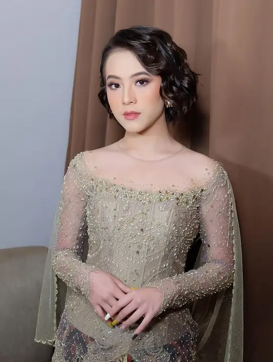 Di potret ini, Zara Adhisty tampil anggun dengan kebaya modifikasi berpotongan boatneck berwarna hijau. Kebaya cantik ini dipadukan dengan kain batik berwarna cokelat tua. (instagram/zaraadhsty)