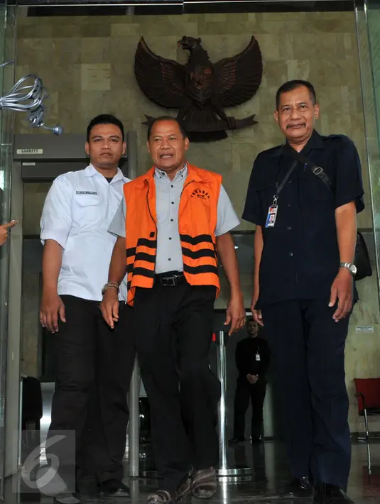 Mantan Rektor Universitas Udayana I Made Bakhta usai diperiksa KPK, Jakarta, Selasa (13/10/2015). Made Bakhta dimintai keterangan terkait kasus pembangunan RS Pendidikan Khusus Infeksi dan Pariwisata Udayana tahun 2009-2011. (Liputan6.com/Helmi Afandi)
