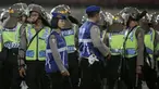 Polwan (Polisi Wanita) ikut dalam pengamanan Stadion Si Jalak Harupat dan juga pengamanan parade juara Piala Presiden 2015 di Kota Bandung, Minggu (25/10/2015). (Bola.com / Nicklas Hanoatubun)