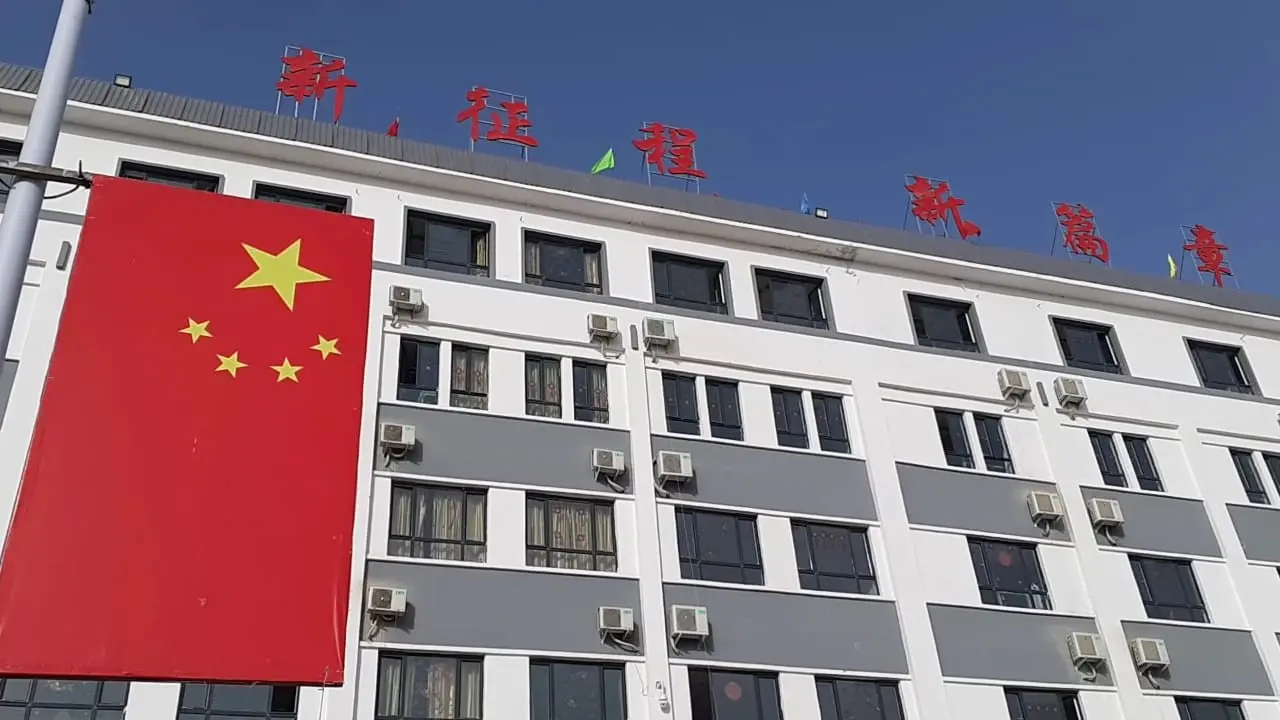 "Pusat pelatihan vokasional Hotan" di Hotan County, Prefektur Hotan, Wilayah Otonomi Xinjiang-Uighur (XUAR) (Rizki Akbar Hasan / Liputan6.com)