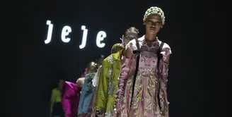 Kembang Tujuh Rupa adalah koleksi penuh warna dan tekstur dari STUDIO JEJE, terinspirasi oleh perjalanan spiritual penyucian dan kelahiran kembali dalam tradisi Jawa,  sebagaimana yang diimajinasikan oleh sang direktur kreatif, Angelita Nurhadi. [Dok/Fimela/Adrian Utama P].