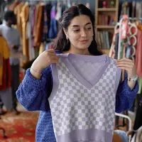 Ingin tetap tampil stylish dengan pakaian thrift tanpa khawatir soal kebersihan? Yuk, simak 6 cara praktis membersihkan pakaian bekas agar bebas kuman, segar kembali, dan aman dipakai setiap hari! (Foto dok: Freepik/seventyfour).