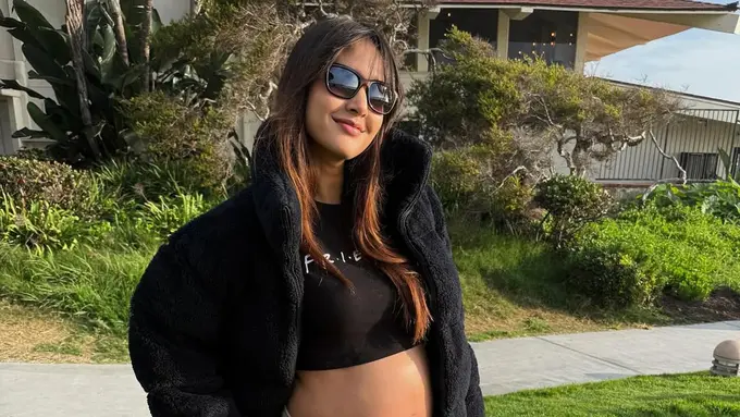 Gaya Bumil ala Aurelie, Santai dengan Crop Top dan Baggy Pants