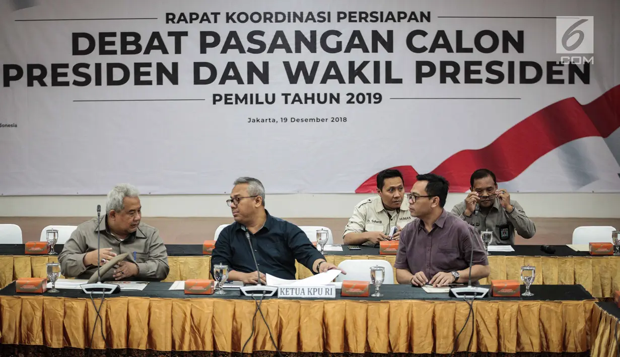 Ketua KPU, Arief Budiman (tengah) memimpin rapat koordinasi persiapan debat pasangan calon Presiden dan calon Wakil Presiden di Jakarta, Rabu (19/12). Rapat membicarakan persiapan debat pasangan capres-cawapres Pilpres 2019. (Liputan6.com/Faizal Fanani)