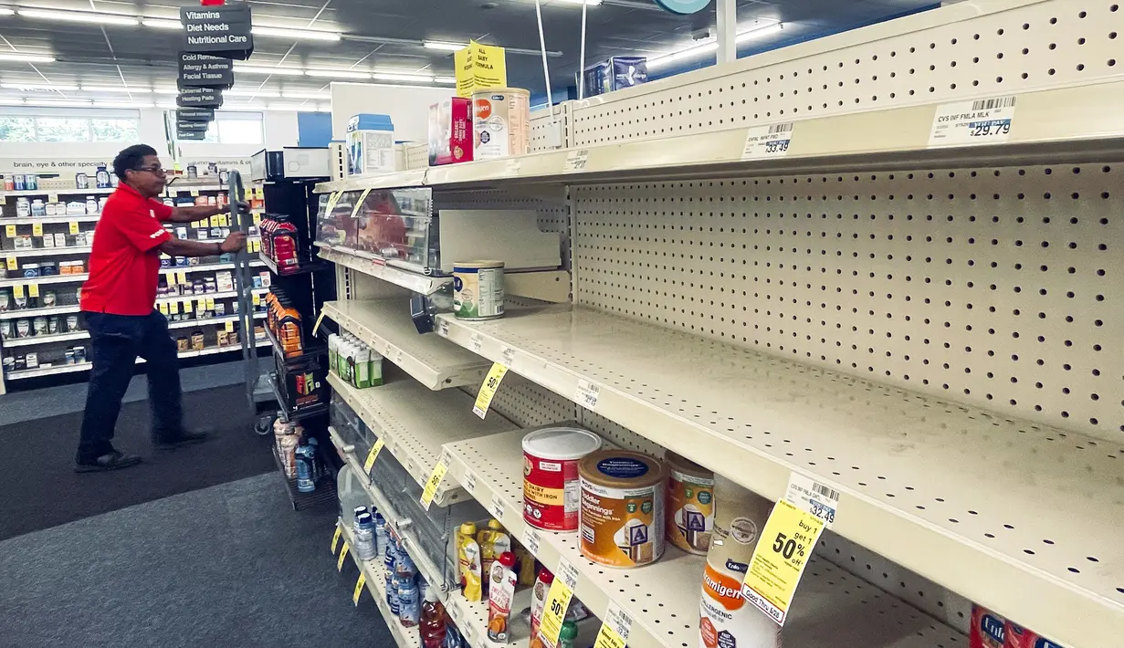 <p>Seorang karyawan berjalan di dekat rak kosong tempat susu formula bayi biasanya ditempatkan di CVS di New Orleans pada Senin, 16 Mei 2022. Pemerintahan Presiden Joe Biden telah mengumumkan langkah-langkah baru untuk mengurangi kekurangan susu formula bayi secara nasional, termasuk mengizinkan lebih banyak impor dari luar negeri. (Chris Granger/The Times-Picayune/The New Orleans Advocate via AP)</p>