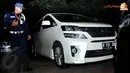 Toyota Alphard Velfire seharga milyaran rupiah itu diangkut KPK karena diduga terkait aliran dana Tubagus Chaeri Wardana alias Wawan (Liputan6.com/Andrian M Tunay).