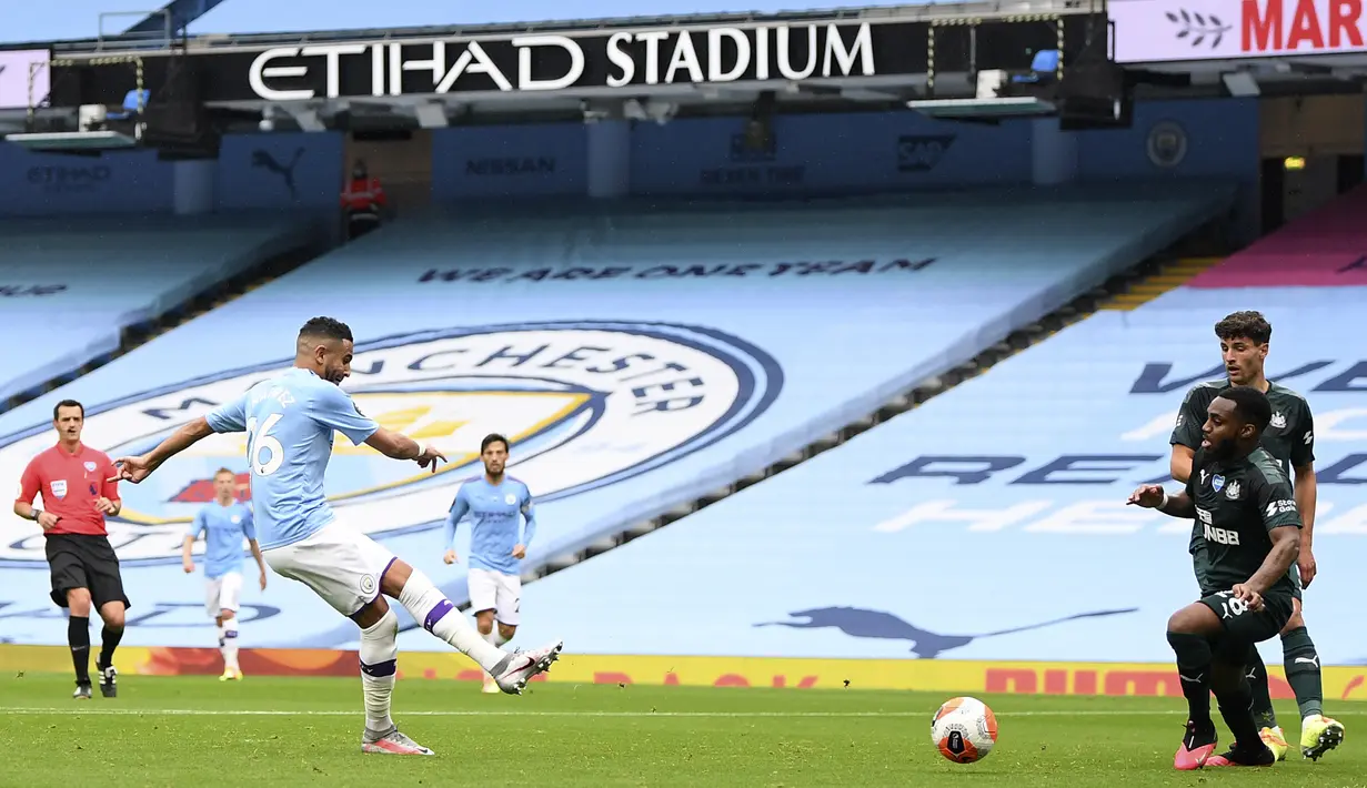 Gelandang Manchester City, Riyad Mahrez, melepaskan tendangan ke arah gawang Newcastle United pada laga lanjutan Premier League pekan ke-34 di Etihad Stadium, Kamis (9/7/2020) dini hari WIB. Manchester City menang 5-0 atas Newcastle. (AFP/Michael Regan/pool)