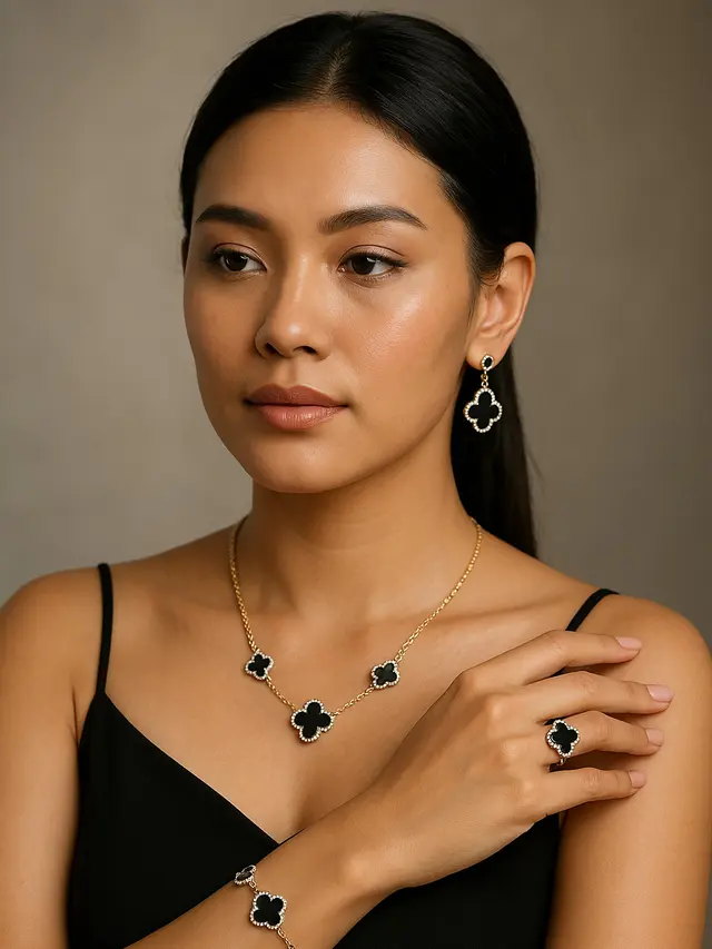 Satu Set Emas Bunga Hitam Clover yang Cantik dan Memikat