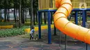 Anak-anak bermain di Taman Puring, Jakarta, Minggu (14/3/2021). Dinas Pertamanan dan Hutan Kota Provinsi DKI Jakarta akan terus melakukan evaluasi setiap pekan untuk menentukan, apakah kebijakan membuka Ruang Terbuka Hijau (RTH) akan diteruskan atau tidak. (Liputan6.com/Faizal Fanani)