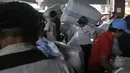  Para pengangkut barang atau biasa disebut kuli panggul. Mereka tetap melakukan pekerjaan berat ini meski bulan puasa, Tanah Abang, Jakarta, Rabu (25/6/2014) (Liputan6.com/Johan Tallo)