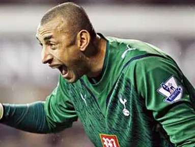 Gaya kiper Tottenham Hotspur asal Brasil, Heurelho Gomes di partai replay perempat final FA Cup lawan Fulham di White Hart Lane, 24 Maret 2010. AFP PHOTO / GLYN KIRK 