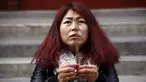 Zheng Liping istri salah satu penumpang pesawat MH370 berdoa untuk suaminya, Ju Kun yang hilang pada tahun 2014 di Kuil Lama di Beijing, Cina,(8/3). Pesawat jet berisi 239 penumpang dan awak ini hilang sejak 8 Maret 2014. (REUTERS/Kim Kyung-hoon)