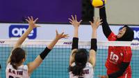 Pemain Timnas Voli putri Indonesia, Putri Agustin (kanan) melepaskan spike yang berusaha diblok dua pemain Hong Kong, Fung Tsz Yan (tengah) dan Yim Wing Ni pada laga Grup B AVC Challenge Cup 2024 di Rizal Memorial Coliseum, Manila, Filipina, Kamis (23/5/2024) pagi. Indonesia kalah 0-3 (22-25, 24-26, 19-25). (Asian Volleyball Confederation)