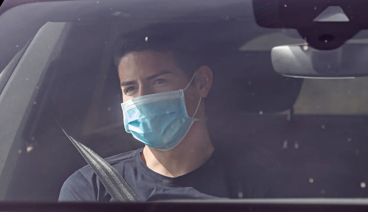 Pemain Real Madrid, James Rodriguez, tiba untuk menjalani tes virus corona COVID-19 di fasilitas pelatihan Valdebas, Madrid, Rabu (6/5/2020). Skuat Real Madrid jalani tes virus corona jelang latihan dan rencana kembali bergulirnya kompetisi La Liga. (AFP/Baldesca Samper)