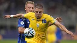 Bek Timnas Ukraina, Vitaliy Mykolenko (depan) berebut bola dengan gelandang Timnas Italia, Davide Frattesi pada laga Grup C Kualifikasi Euro 2024 di San Siro Stadium, Milan, Rabu (13/9/2023) dini hari WIB. (AP Photo/Antonio Calanni)