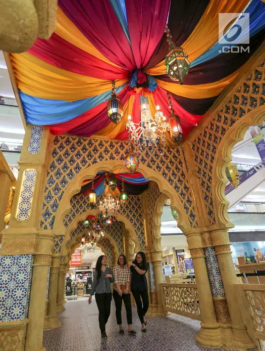 Pengunjung melintasi lorong dekorasi Morocco, Lippo Mall Puri, Jakarta, Jumat (24/5/2019). Dekorasi Ramadan seluas 220 meter persegi mengusung tema Colorful Ramadan menampilkan perpaduan warna krem, biru dan ungu yang dilengkapi dengan lampu hias di atrium 1. (Liputan6.com/Fery Pradolo)