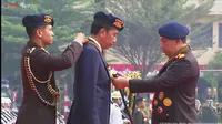 Jokowi Terima Medali Kehormatan Loka Praja Samrakshana dari Polri