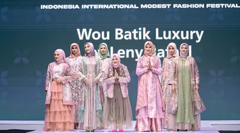 Debut Batik dalam Nuansa Glamor Karya Leny Rafael di ISEF 2022